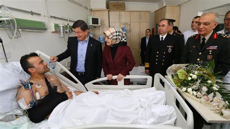 B­a­ş­b­a­k­a­n­ ­D­a­v­u­t­o­ğ­l­u­ ­Y­a­r­a­l­ı­ ­A­s­k­e­r­l­e­r­i­ ­Z­i­y­a­r­e­t­ ­E­t­t­i­